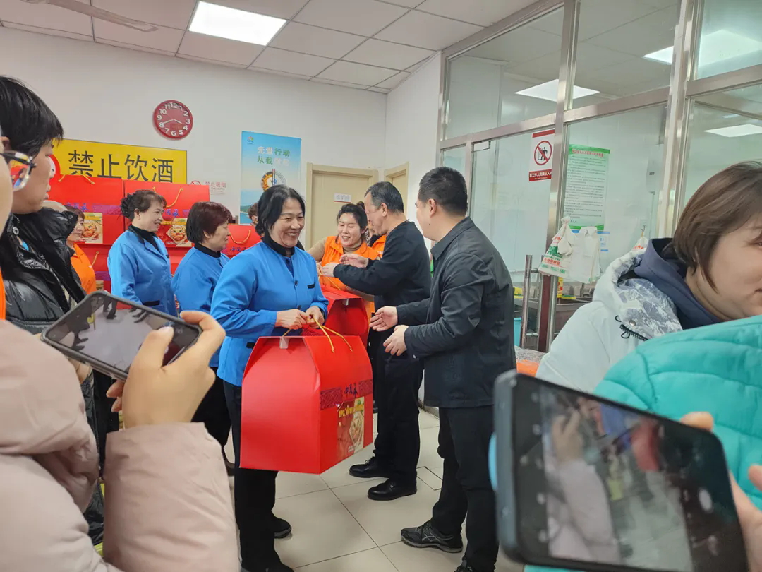 感謝人力社保局領(lǐng)導(dǎo)到仁友家政慰問春節(jié)留崗服務(wù)人員